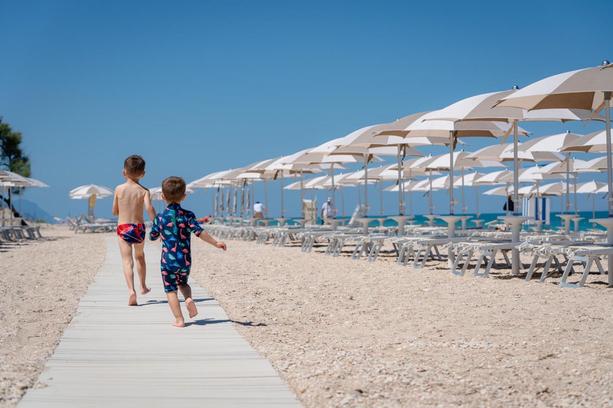 Отель Club Del Sole La Risacca Family Collection Порто-Сант'Эльпидио Экстерьер фото